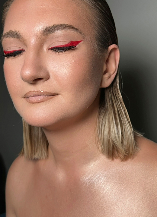 Machiaj modern cu eyeliner alungit